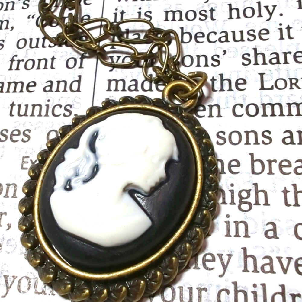 Vintage 🌀 Cameo Pendant Necklace with Crown Design Antique Brass 30" Chain
